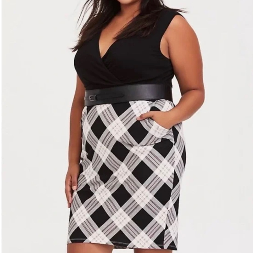 3x Black/Plaid midi dress with pockets and belt